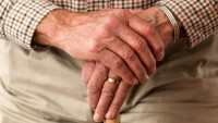 senior hands-981400 1280